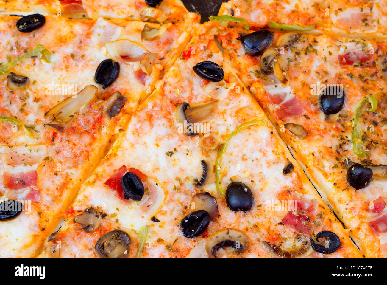 Libre de la pizza aux olives fromage tomate poivron et champignons Banque D'Images