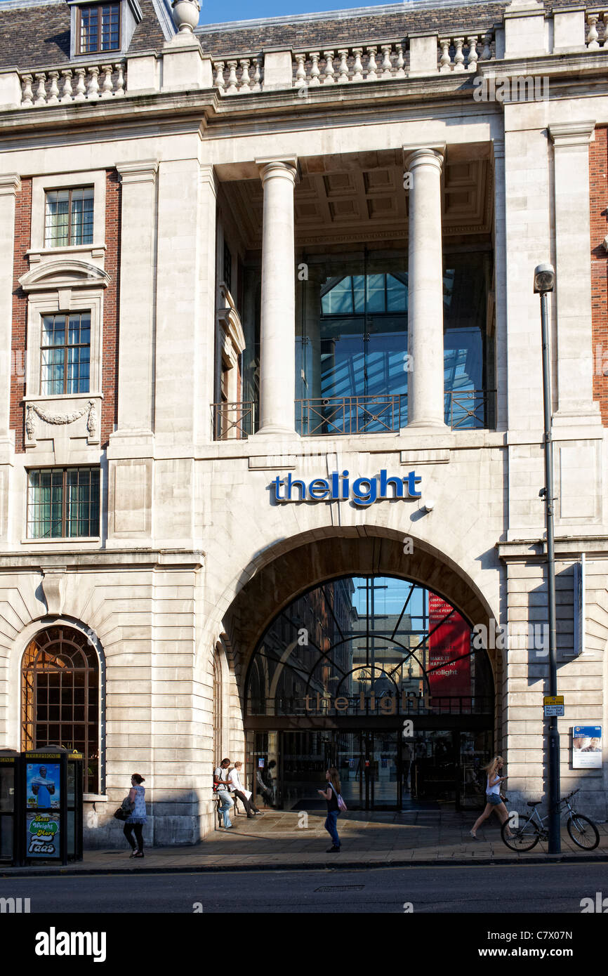 La lumière, le centre-ville de Leeds. Un complexe commercial et de loisirs sur Headrow, construit autour de maison permanente. Banque D'Images