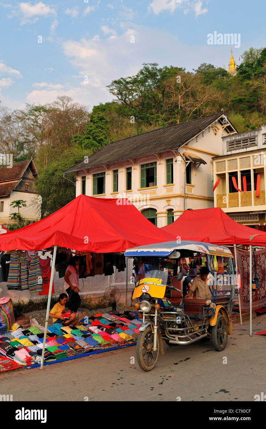 La préparation des vendeurs pour vendre les vêtements, les arts et d'artisanat sur le populaire marché de nuit de Luang Prabang au Laos Banque D'Images