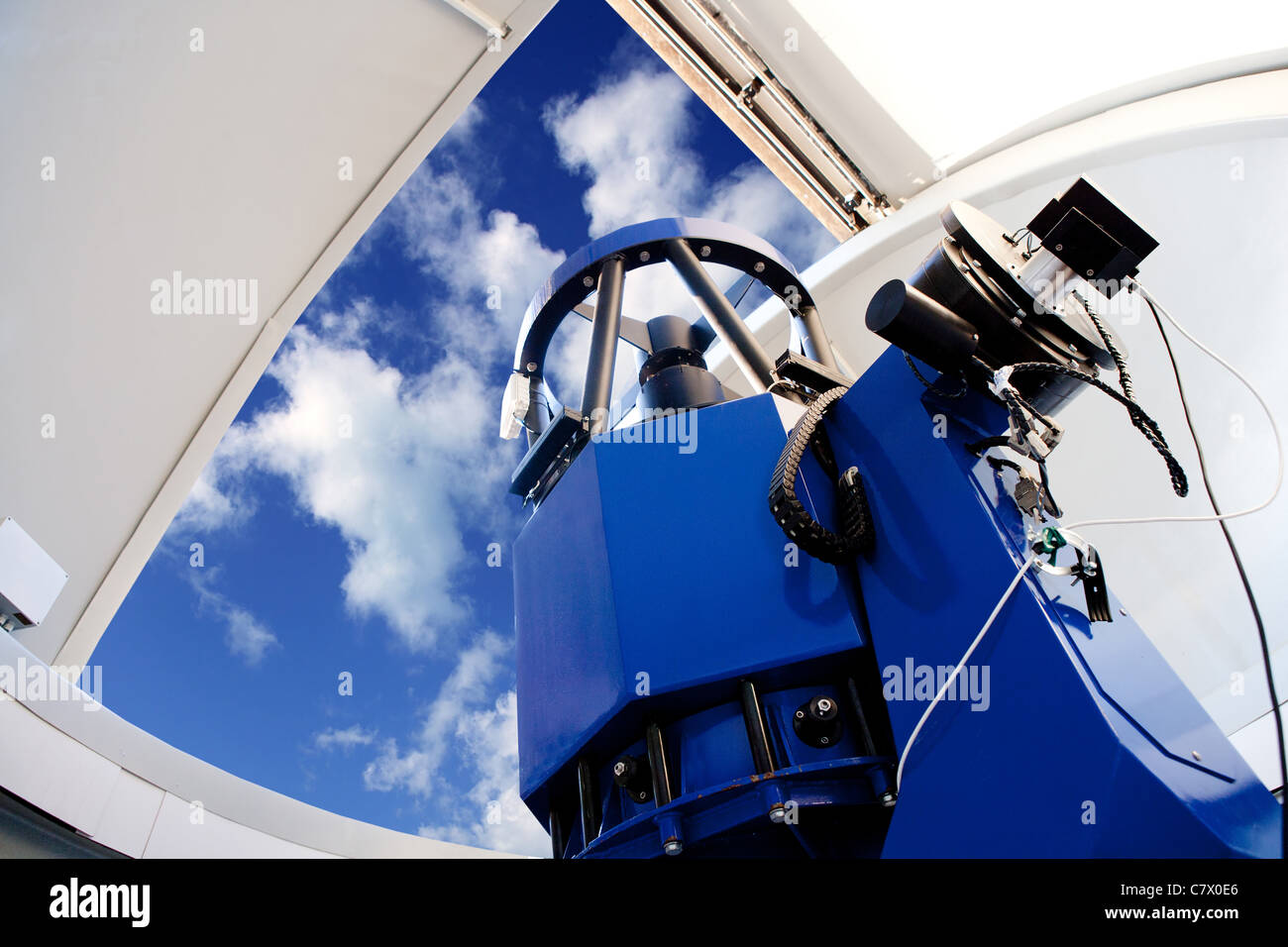 Télescope de l'observatoire astronomique ciel bleu à l'intérieur Banque D'Images