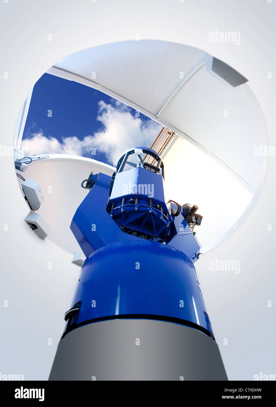 Télescope de l'observatoire astronomique ciel bleu à l'intérieur Banque D'Images