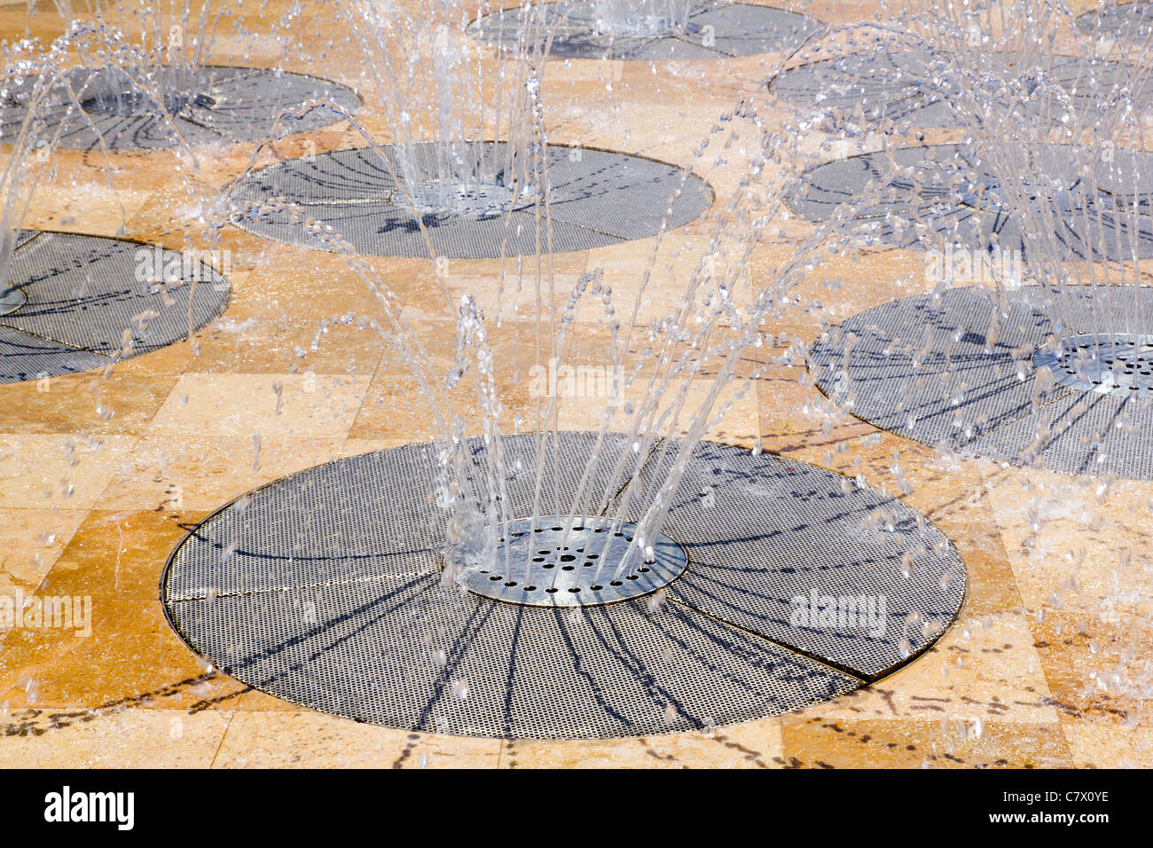 Printemps de l'eau de source les cercles en acier inoxydable Banque D'Images