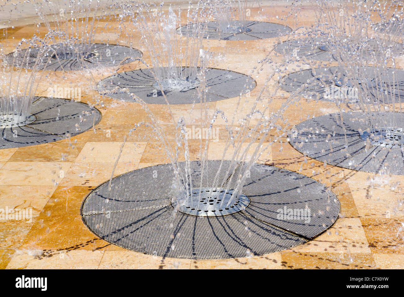 Printemps de l'eau de source les cercles en acier inoxydable Banque D'Images