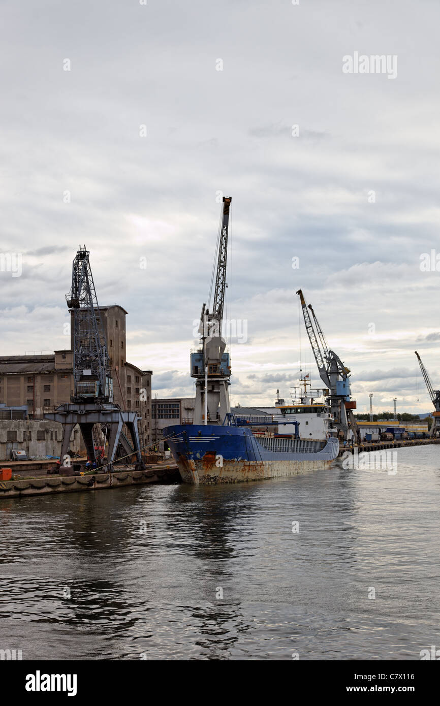 Chargement d'un cargo dans le port. Banque D'Images