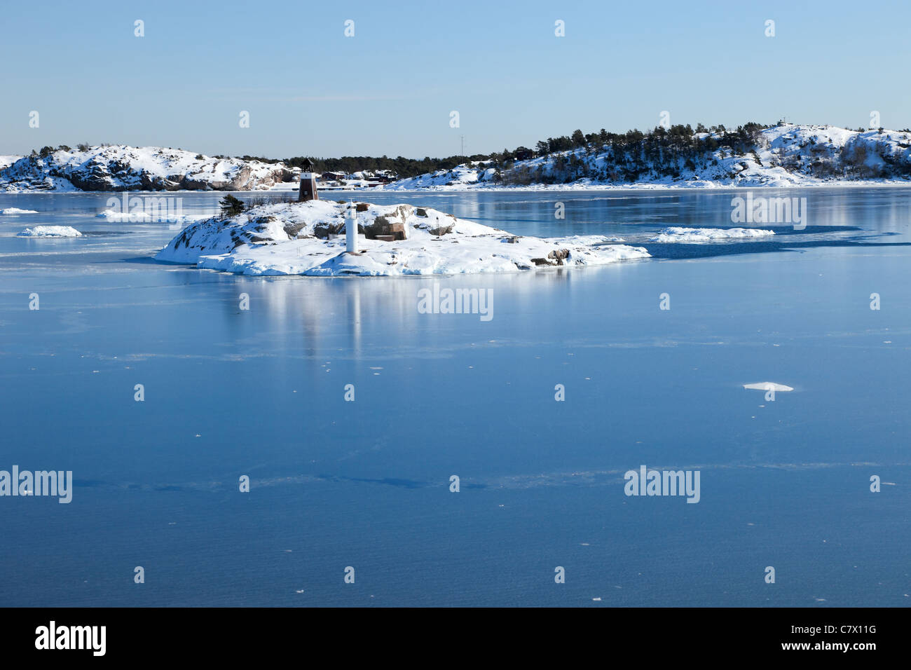 Les petites îles dans la mer en hiver paysage. Nynashamn (Suède). Banque D'Images