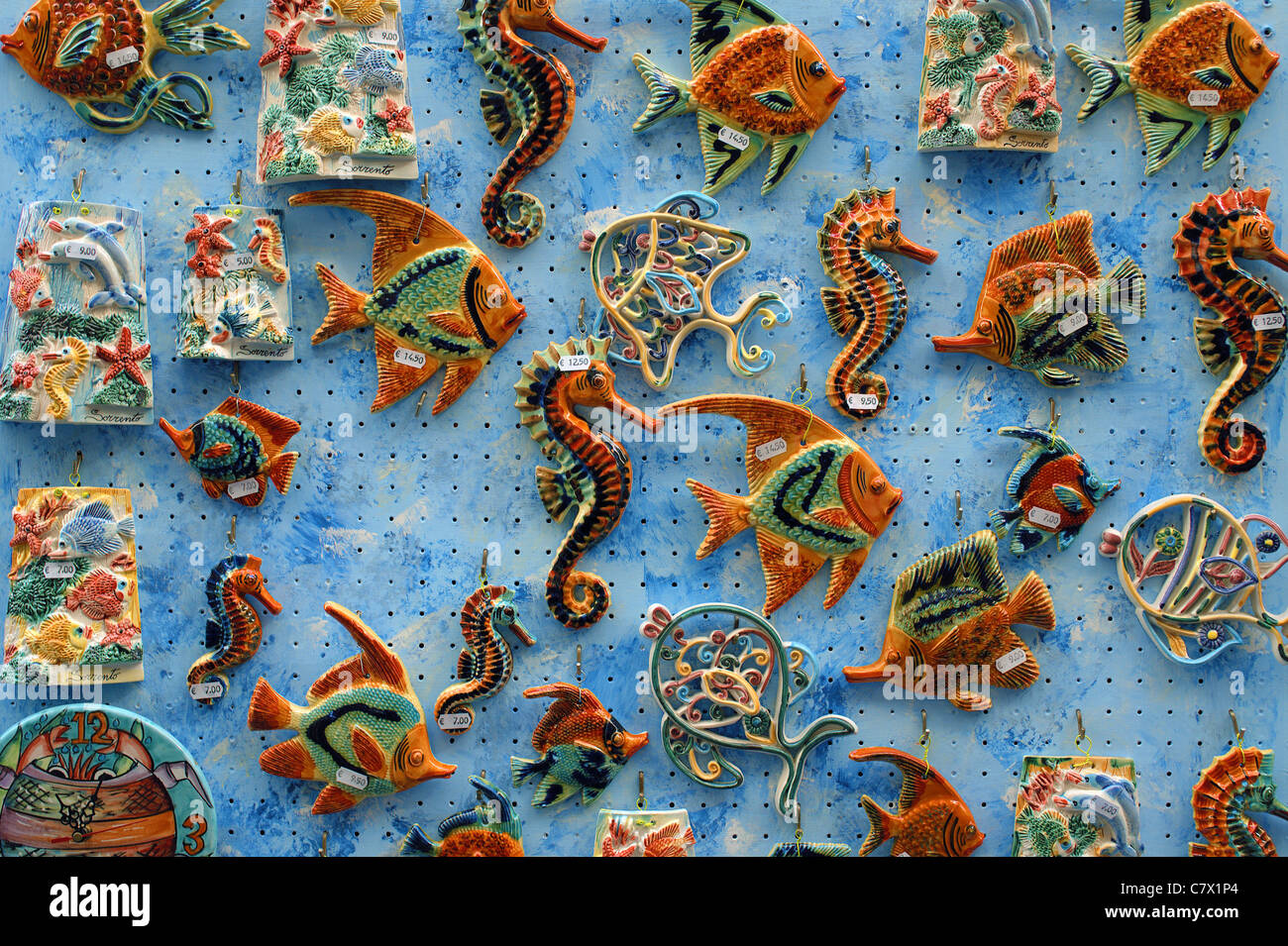 Les hippocampes colorés en céramique et les poissons exposés à la vente Sorrento Italie Banque D'Images