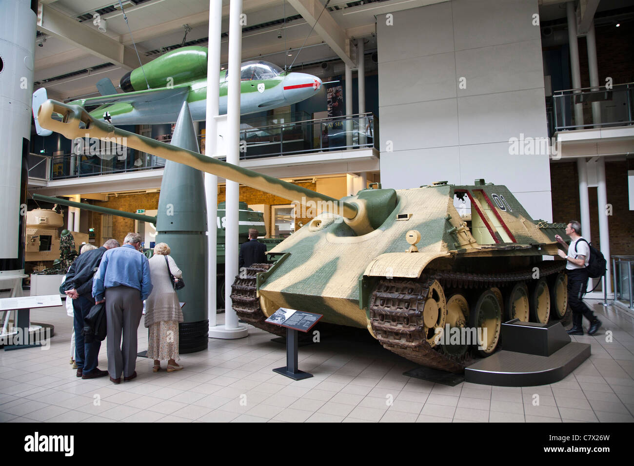 Imperial War Museum London hall principal et un Allemand Jagdpanther tank destroyer. Banque D'Images