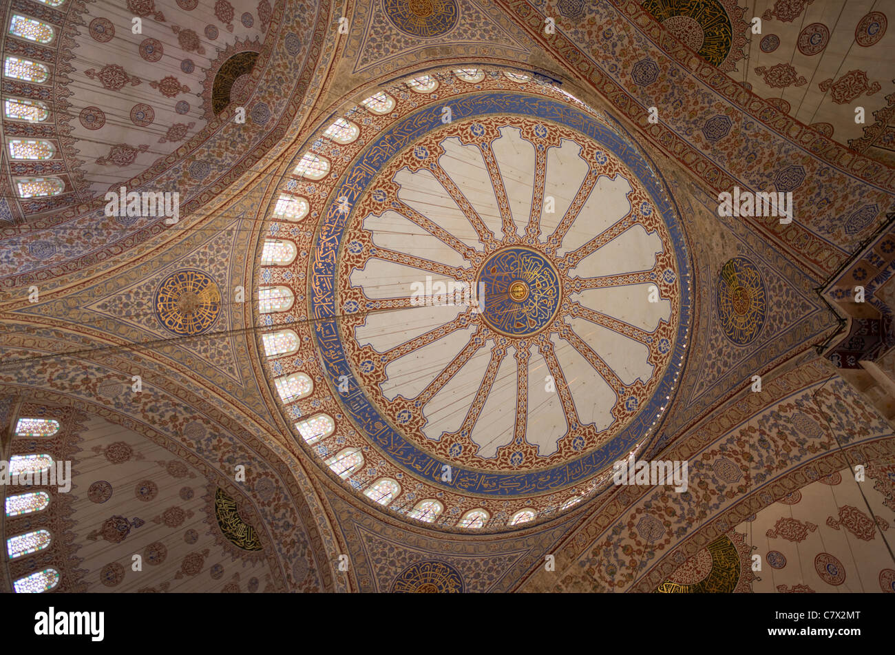 Dôme intérieur de Mosquée Sultan Ahmed ( Mosquée bleue ) Istanbul, Turquie Banque D'Images