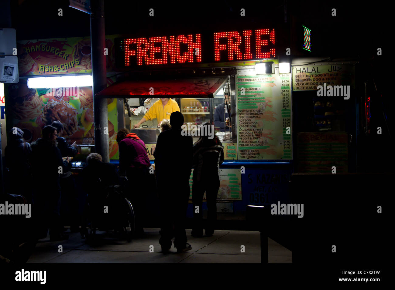 "Fast food" de la restauration rapide vendeur de rue la nuit en plein air Banque D'Images