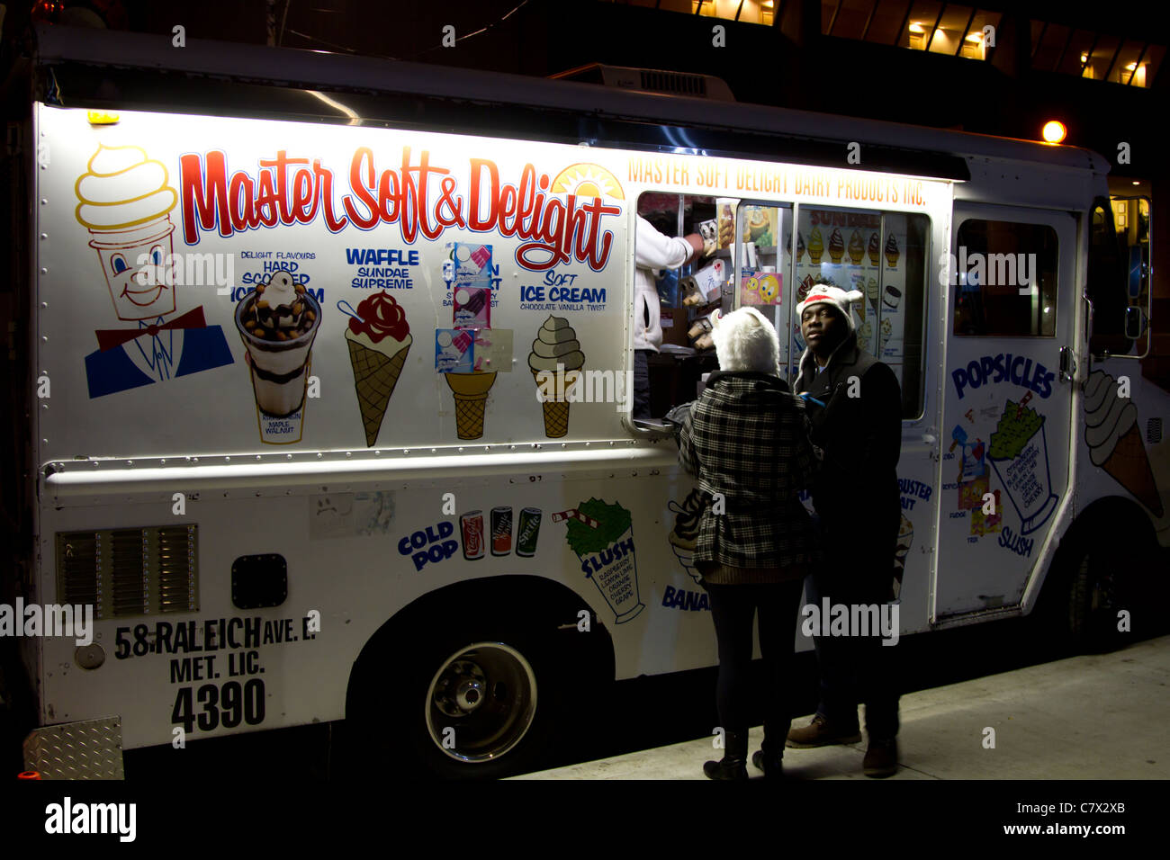 Icecream 'ice cream' trunk vendeur de rue nuit Banque D'Images