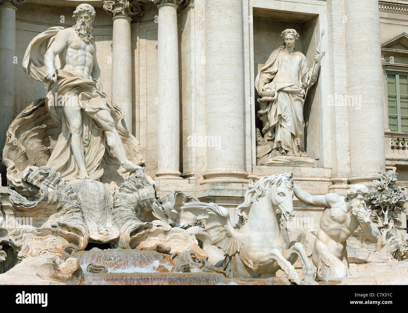 Sculptures de la fontaine de Trevi Fontana di Trevi Rome, Italie Banque D'Images