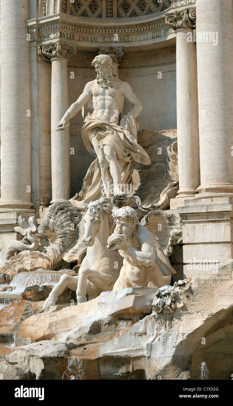 Sculptures de la fontaine de Trevi Fontana di Trevi Rome, Italie Banque D'Images