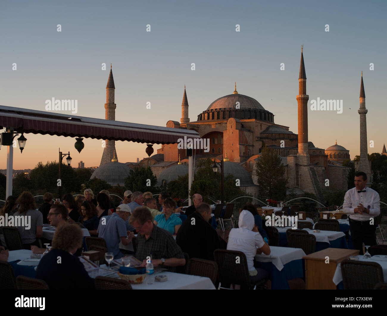 Salle à manger sur le toit à sept collines Balikski Restaurant à côté de Sainte-sophie (Aya Sofia ) musée maintenant mosquée à Istanbul Turquie Banque D'Images