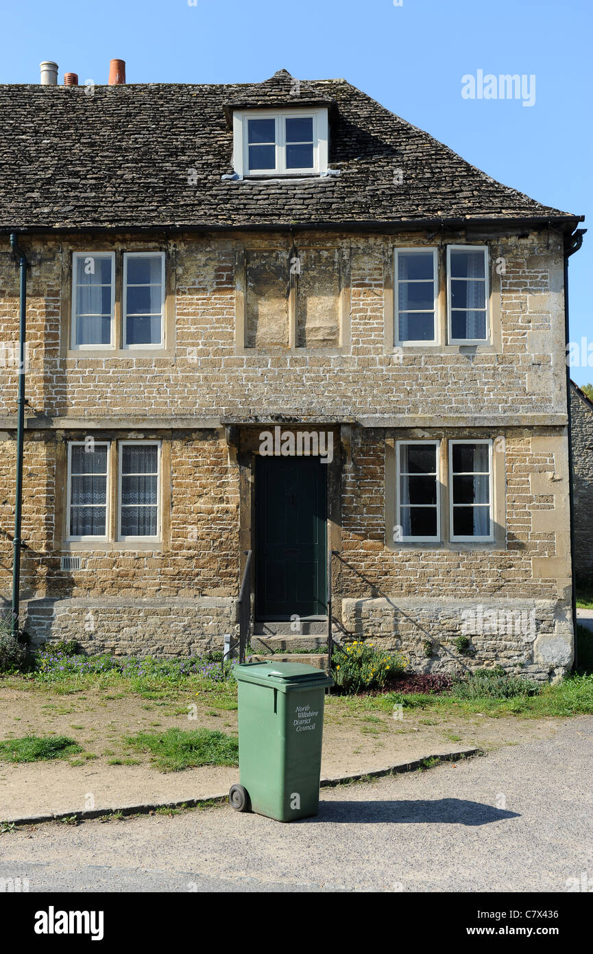 Poubelle verte dans le village de Lacock dans le Wiltshire, UK Banque D'Images