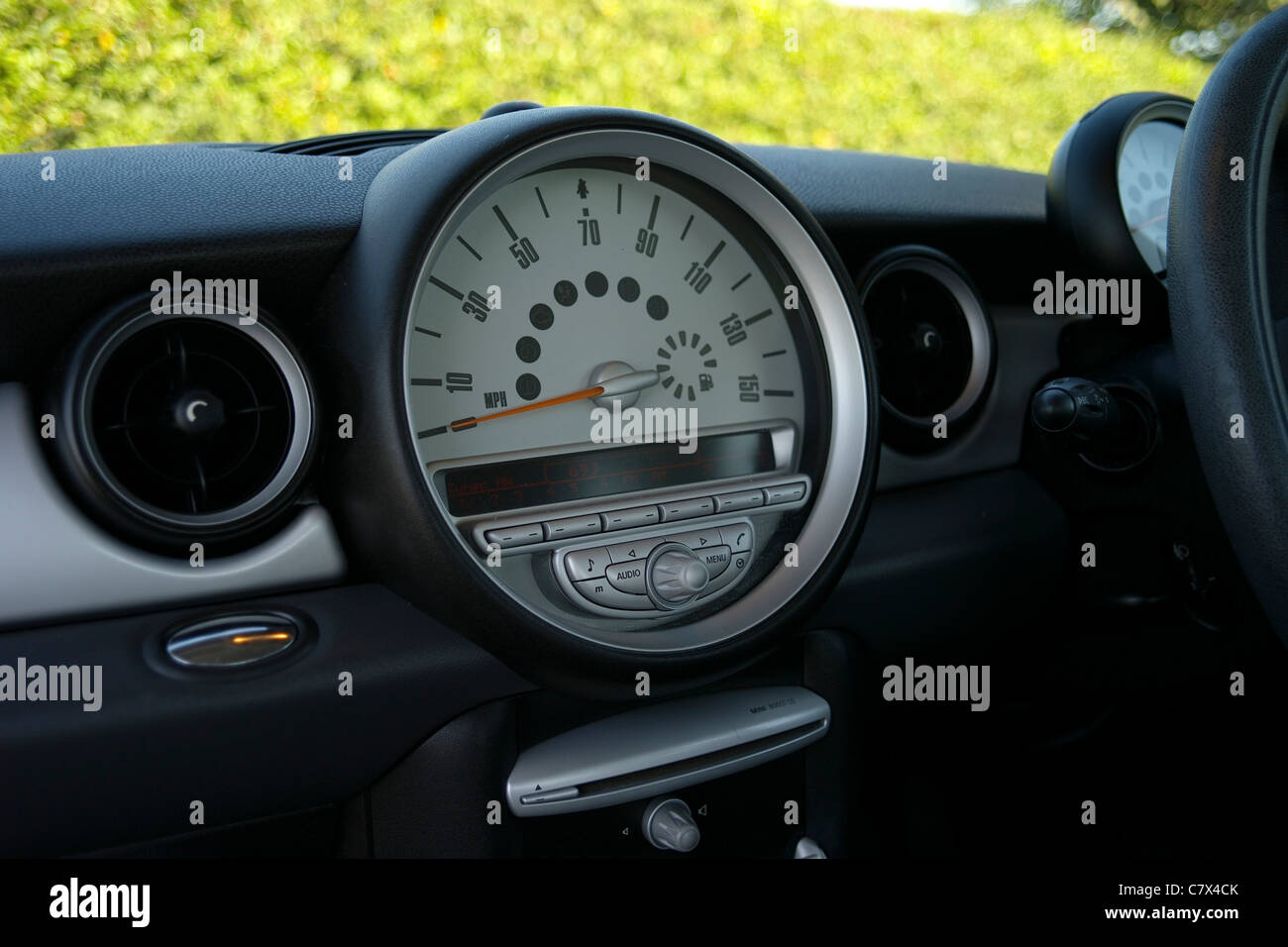 Indicateur de vitesse d'un tableau de bord indiquant une BMW MINI. Banque D'Images