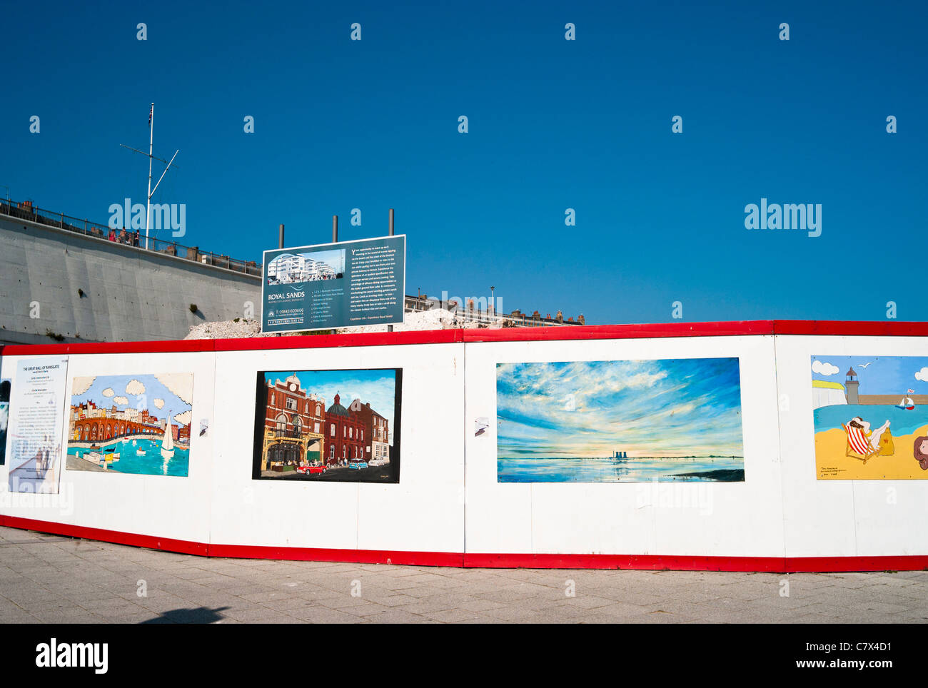 Royal Sands Développement Immobilier, Ramsgate, Kent, UK, montrant un projet artistique communautaire sur le mur. Banque D'Images