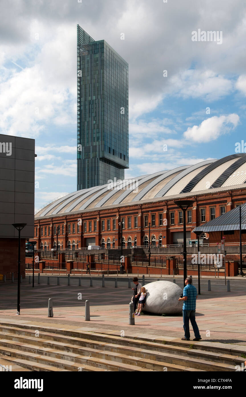 La Beetham Tower (Hilton Tower) de Barbirolli Square, Manchester, Angleterre, Royaume-Uni. 'Pierre', par Kan Yasuda au premier plan. Banque D'Images