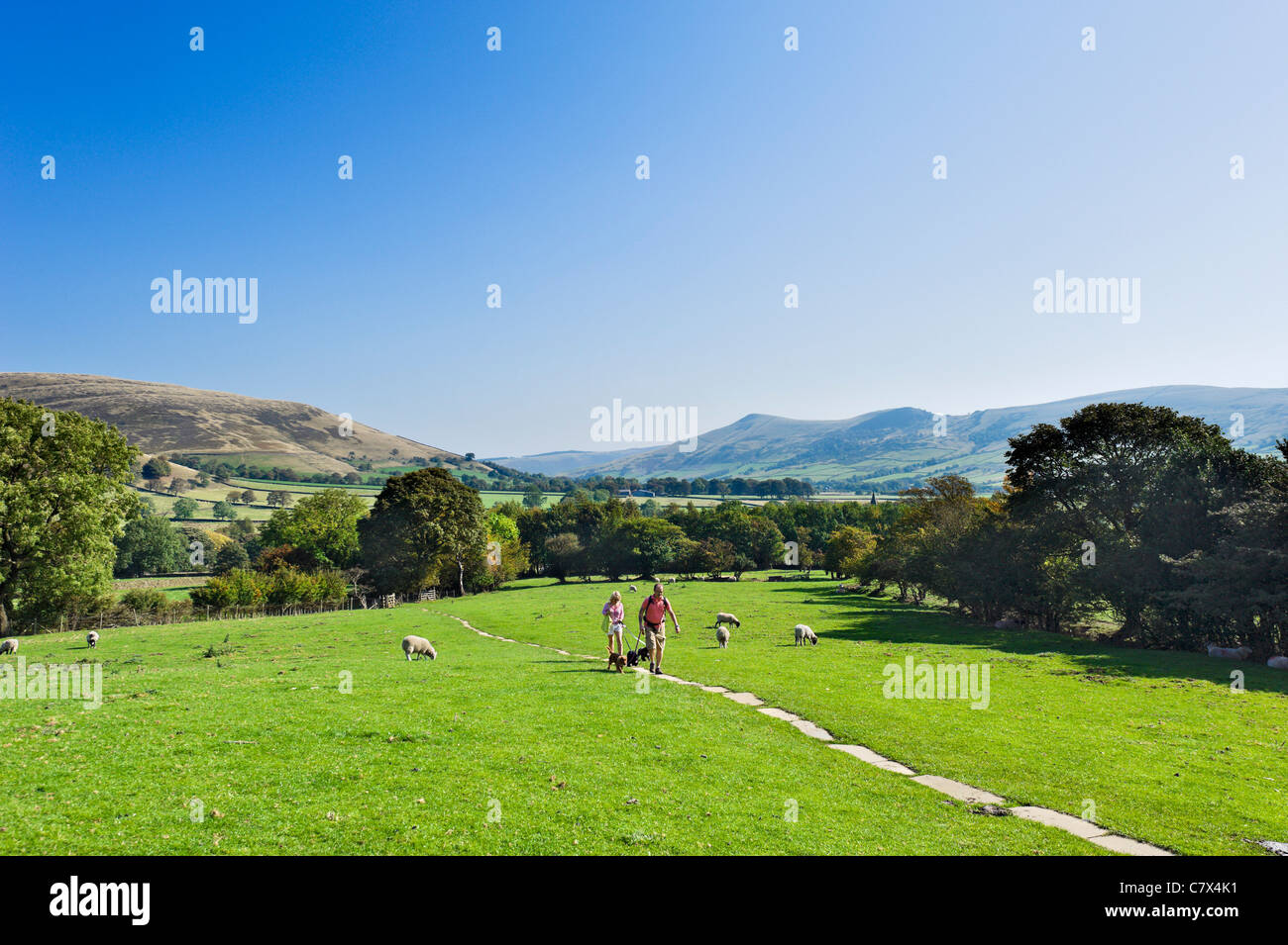 Les promeneurs sur le Pennine Way près de son démarrage en Edale à vers le village, parc national de Peak District, Derbyshire, Angleterre Banque D'Images