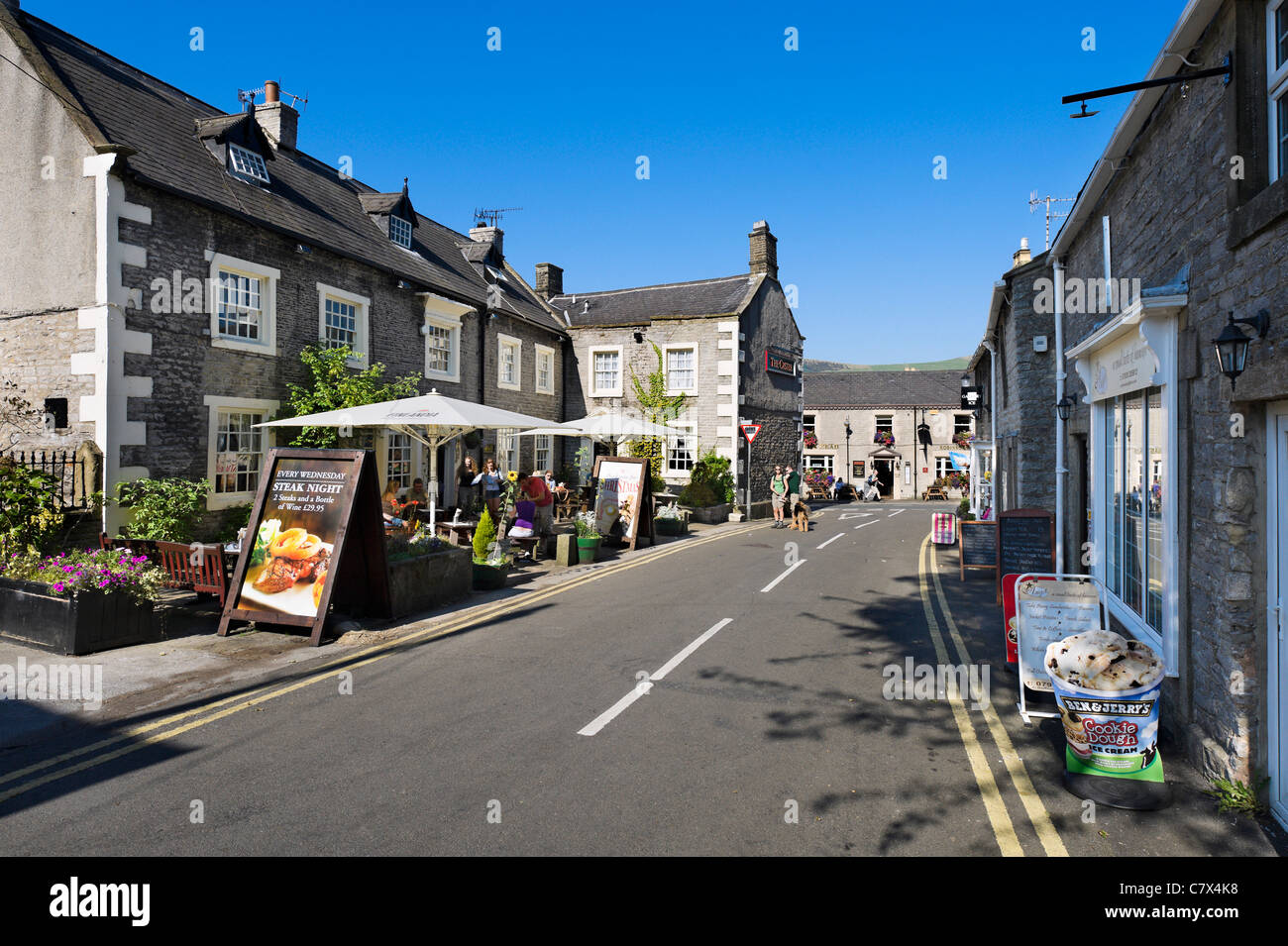 Les boutiques et le Castle pub sur Castle Street dans Castleton, espoir Vallée, Peak District, Derbyshire, Angleterre, RU Banque D'Images