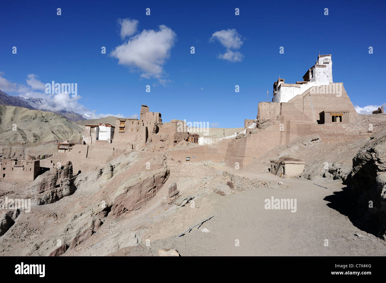 Le xvie siècle en ruine du palais royal et forteresse à Basgo avec le blanc Chamba Lhakhang temple. Basgo, Ladakh, Banque D'Images