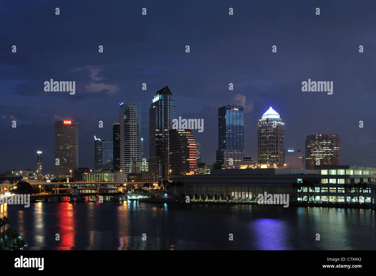 Tampa, Floride, USA, Skyline at night, juste avant l'aube avec les lumières de la ville, toujours en marche. Banque D'Images