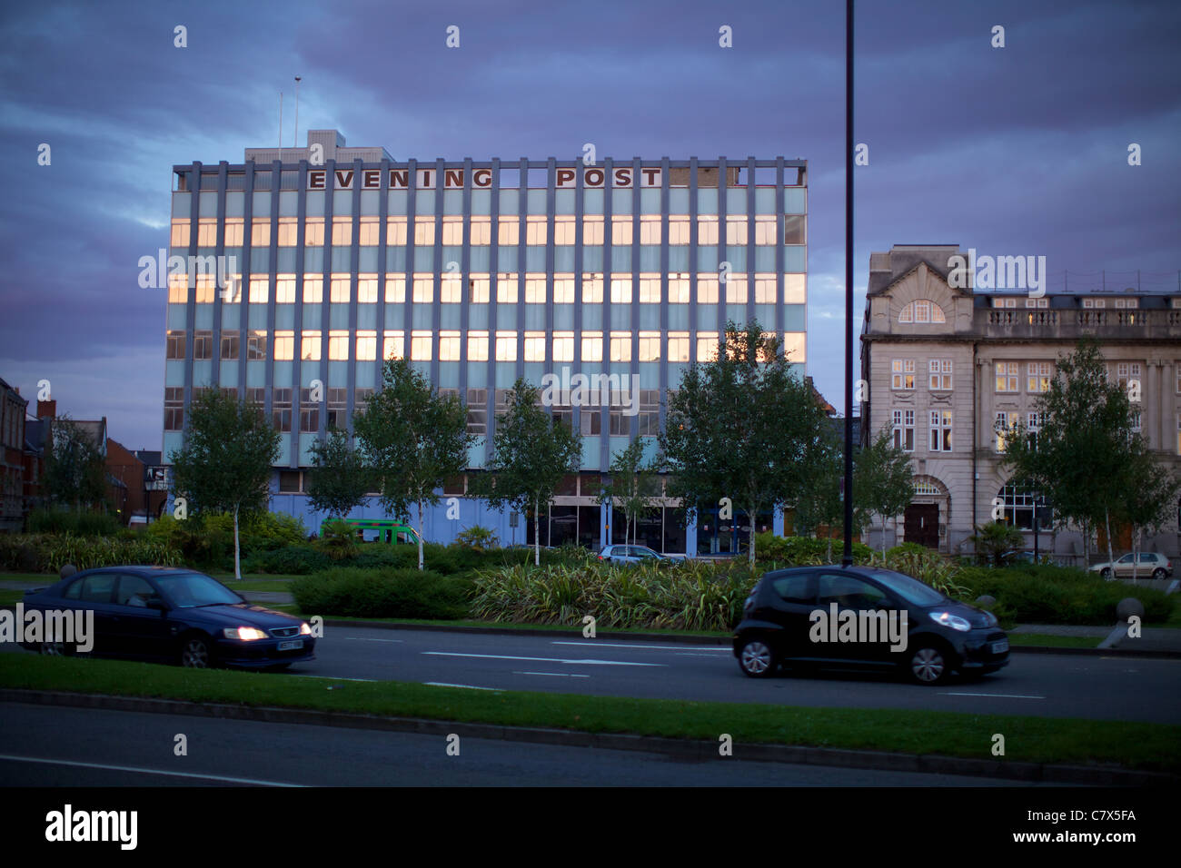 Le bâtiment de la poste de soirée du sud du Pays de Galles à Swasea au crépuscule Banque D'Images