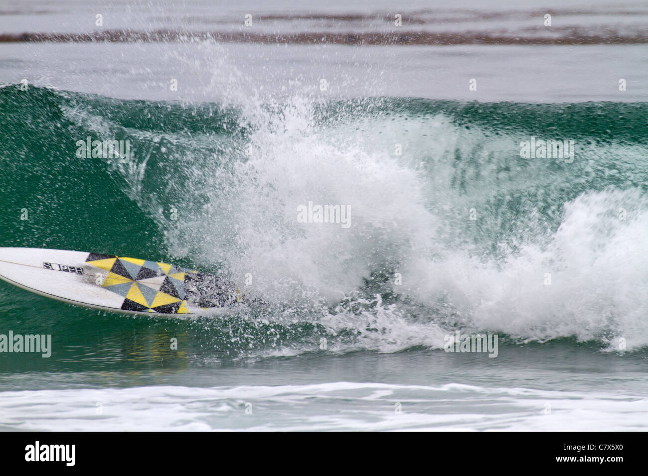 Sous-marin surfeur avec juste surf board montrant après une vague près de Carmel Beach, Californie Banque D'Images