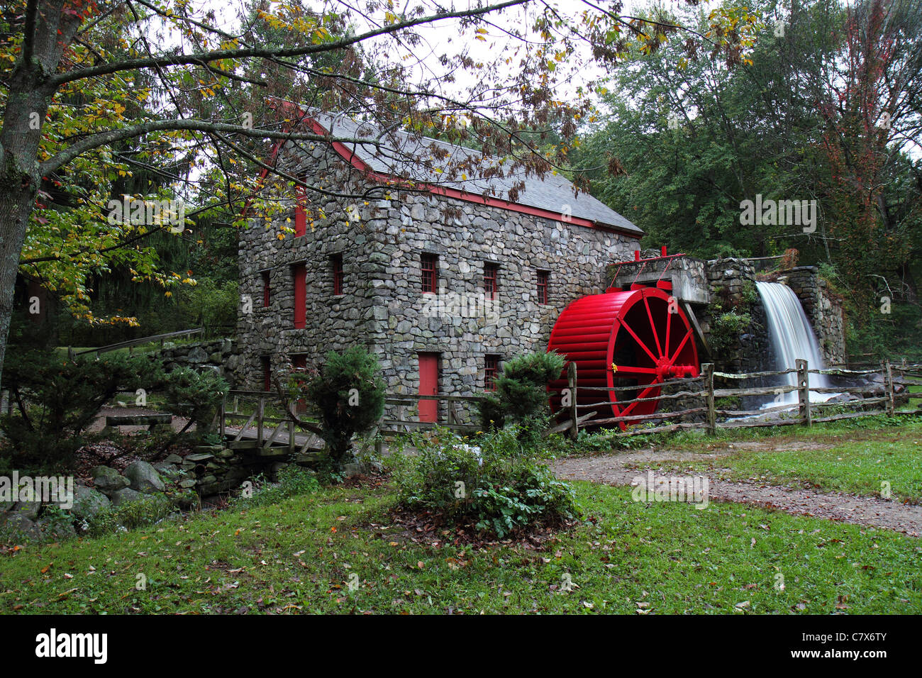 Longfellow's Wayside Inn grist mill à Sudbury, dans le Massachusetts. Construit en 1929, il produit encore environ 10 000 livres de farine chaque année. Banque D'Images