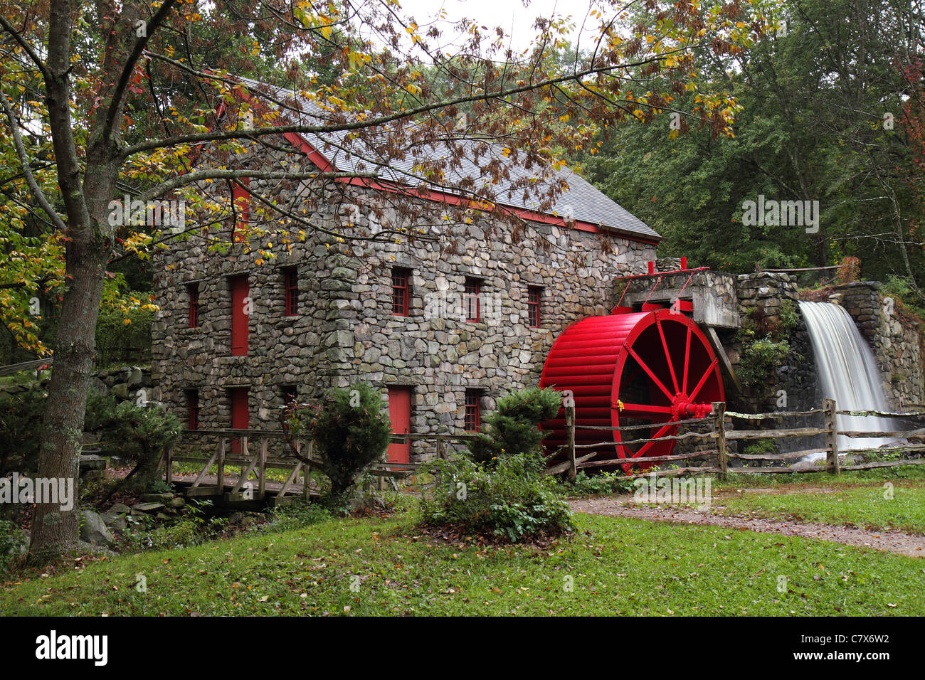 Longfellow's Wayside Inn grist mill à Sudbury, dans le Massachusetts. Construit en 1929, il produit encore environ 10 000 livres de farine chaque année. Banque D'Images