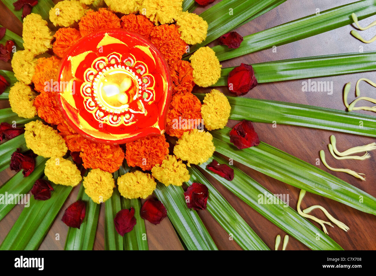 Rangoli, floral design afficher fête hindoue femmes hindu custom en plein air à l'intérieur des célébrations comme Diwali et Holi Banque D'Images