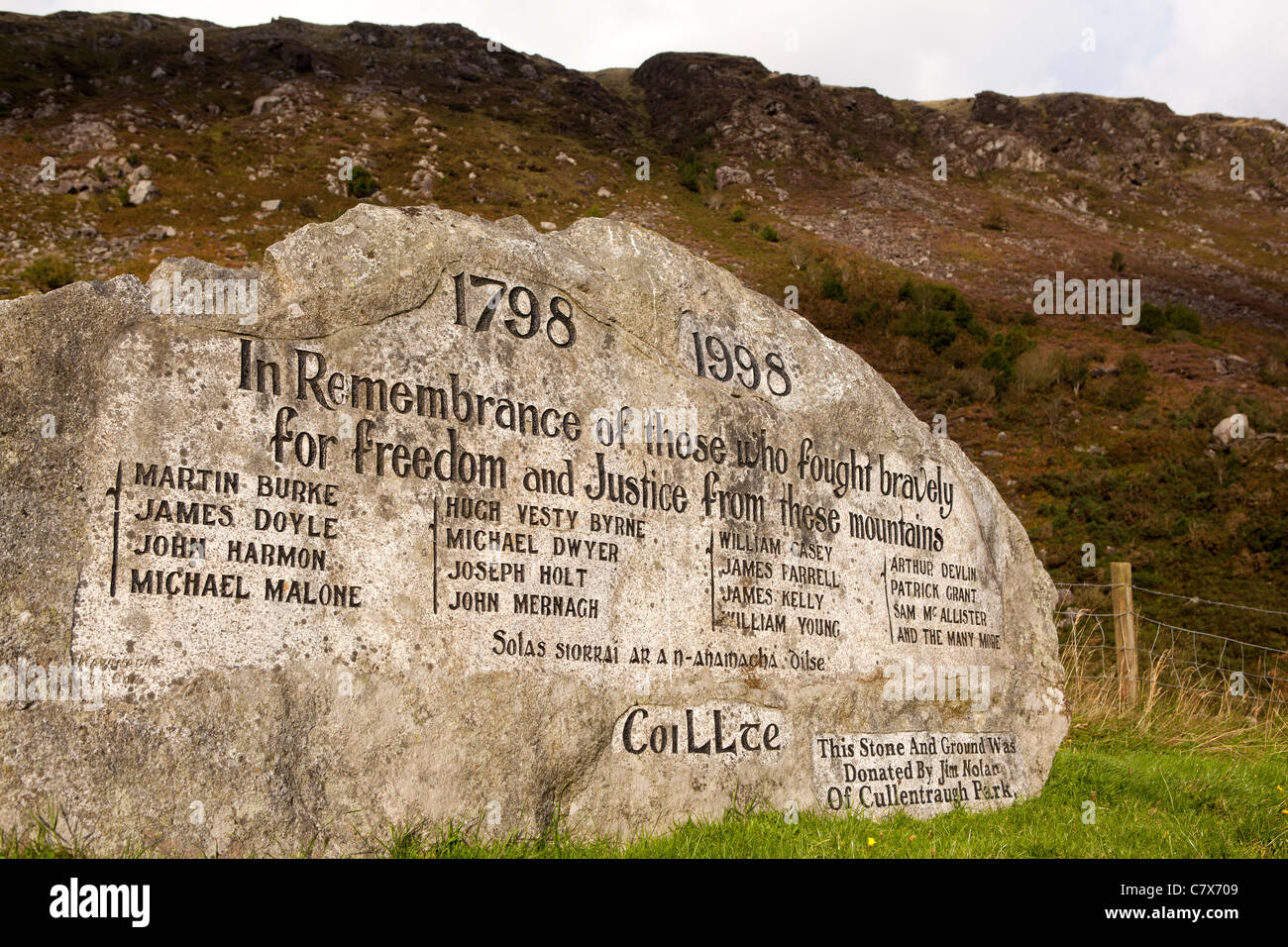 L'Irlande, Co Wicklow, Glenmalure, pierre memoral à des héros locaux de 1798 la rébellion contre la domination britannique Banque D'Images