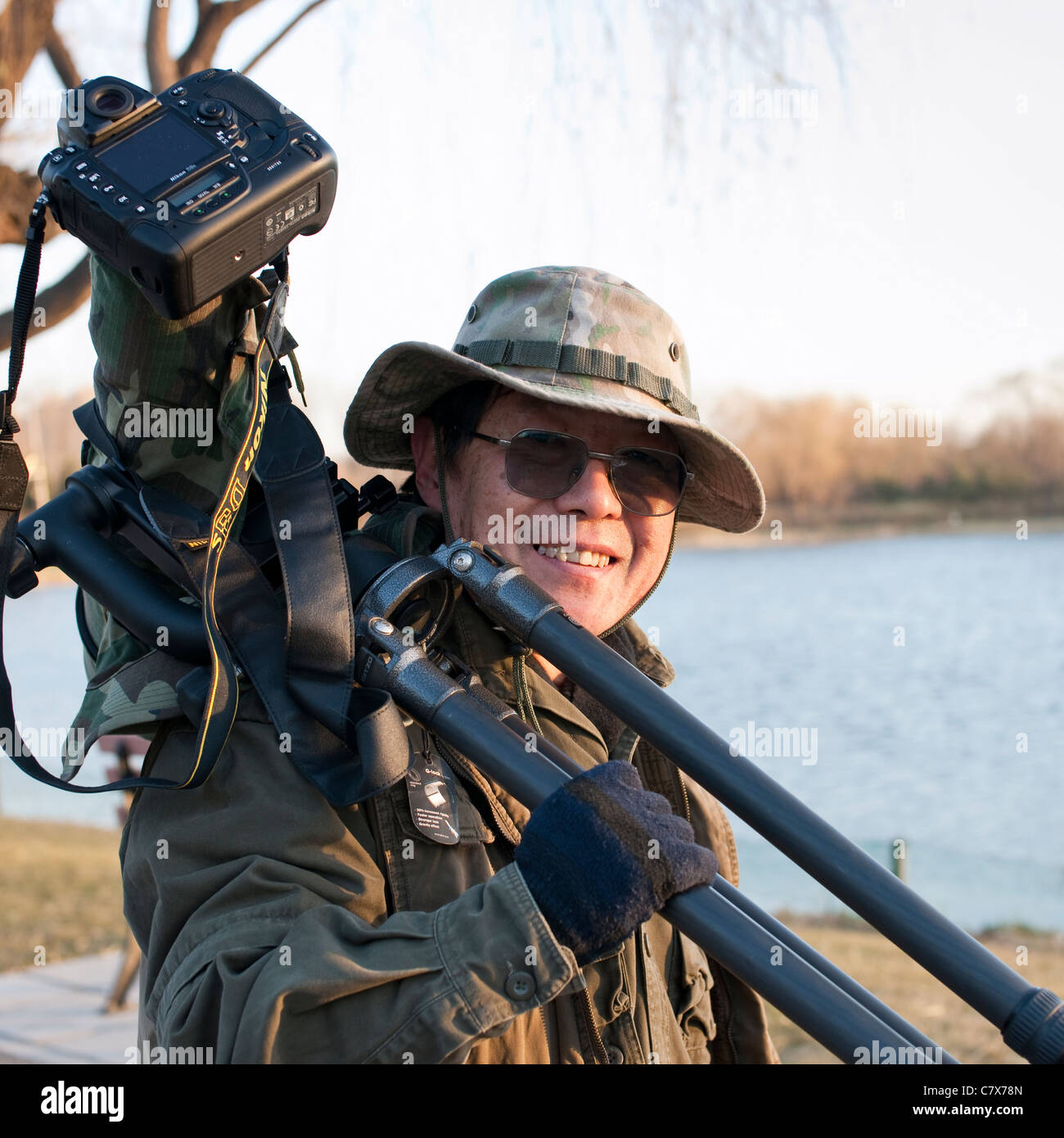 Photographe d'oiseaux enthousiaste dans le parc Chaoyang, Beijing Banque D'Images