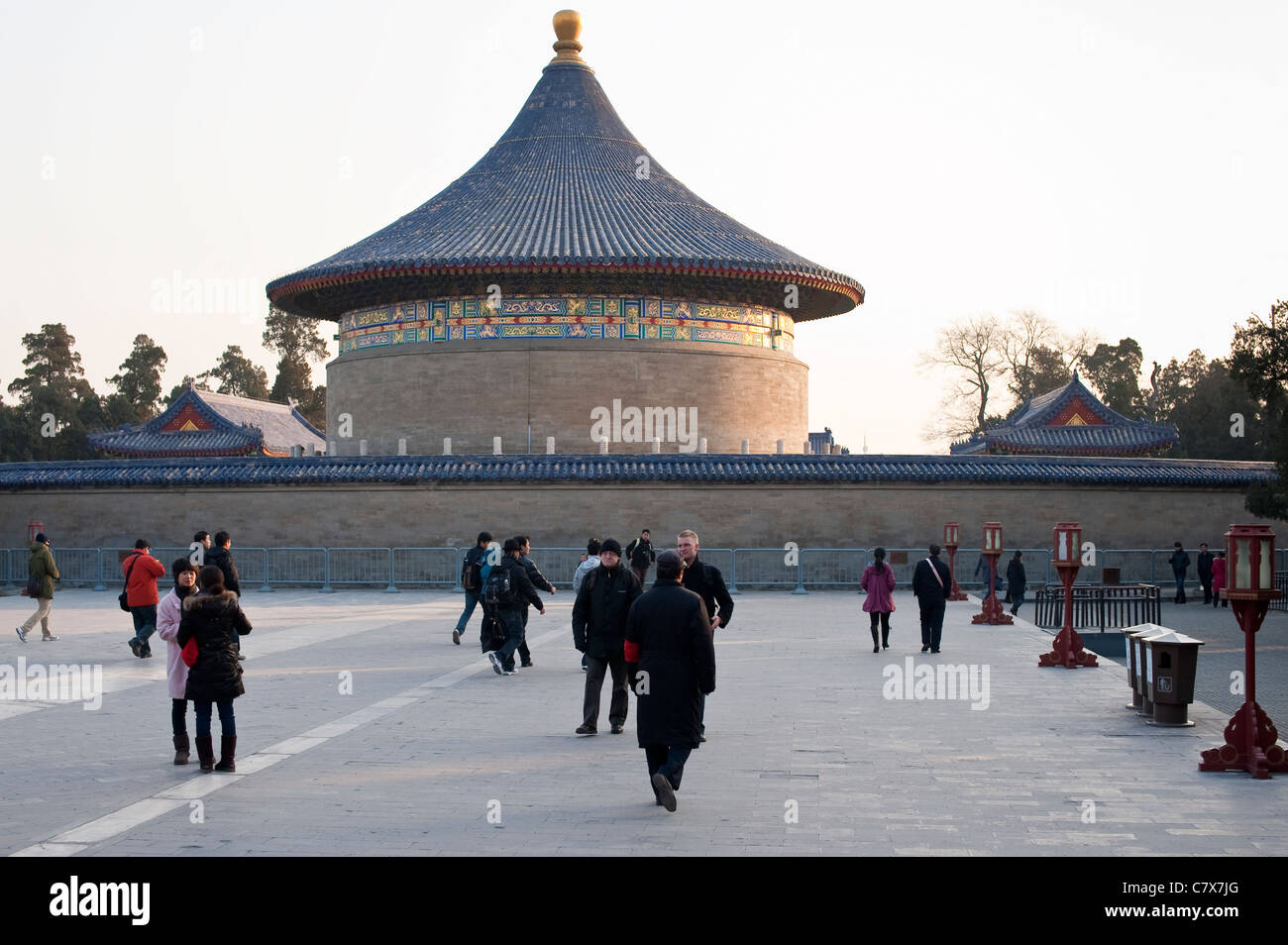 Les touristes dans le parc à l'extérieur de la Banque Impériale, Temple du Ciel, Beijing Banque D'Images