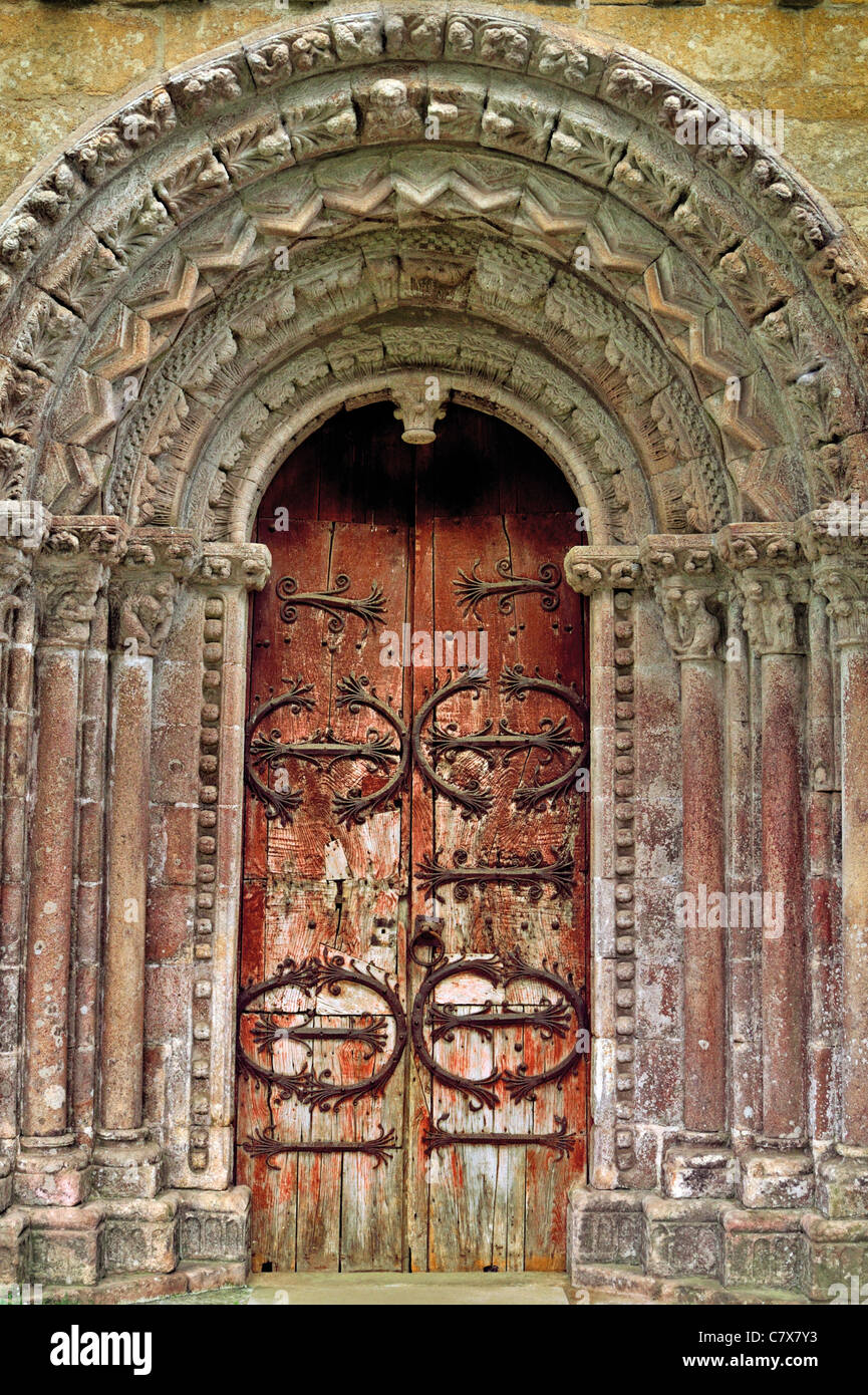 L'Espagne, Saint James Way : le portail roman de l'église du monastère Vilar de Donas en Galice Banque D'Images