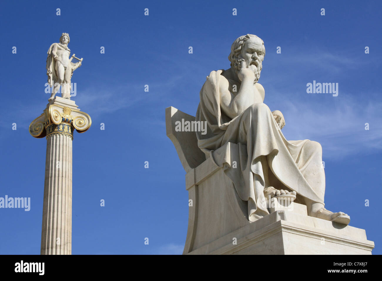 Des statues de Socrate et d'Apollon à l'extérieur de l'Académie d'Athènes, Grèce Banque D'Images