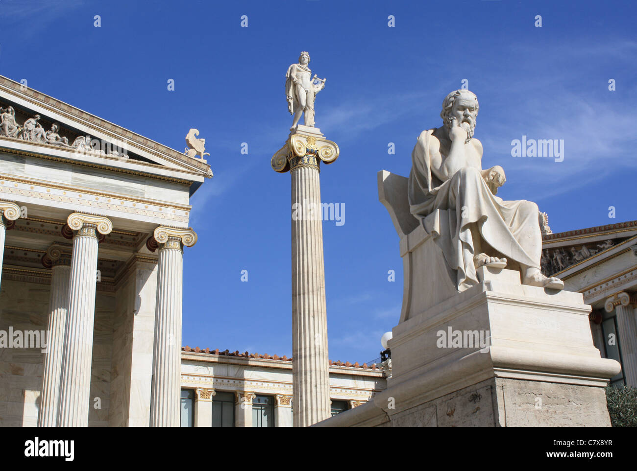 Statues de l'ancien philosophe grec Socrate et Dieu Apollon en dehors de l'Académie d'Athènes, Grèce. Banque D'Images