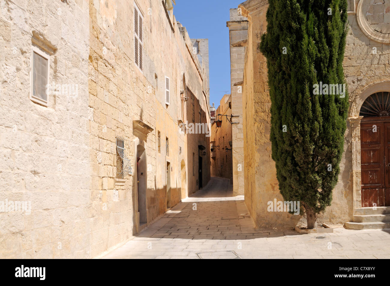 Ruelle avec petite chapelle et Cypress Tree à Mdina, Malte. Banque D'Images