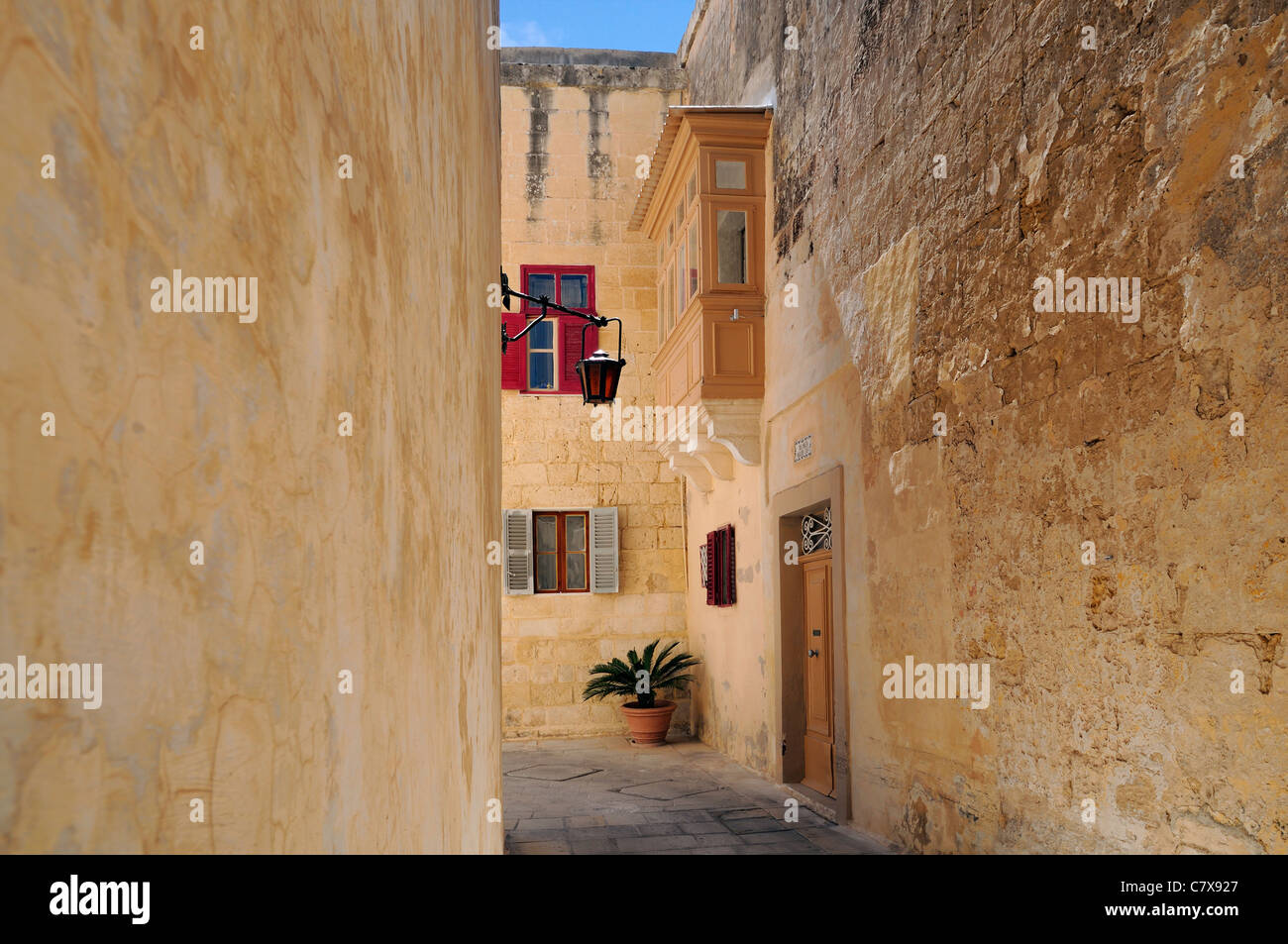 Rue étroite dans le site historique de Mdina, Malte. Banque D'Images