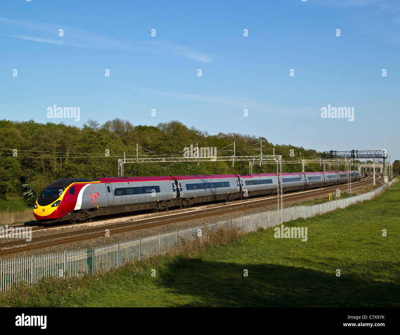 Un train Pendolino Virgin classe 390 passant Madehurst, Mill Meece, Staffordshire. 3 mai 2011 Banque D'Images