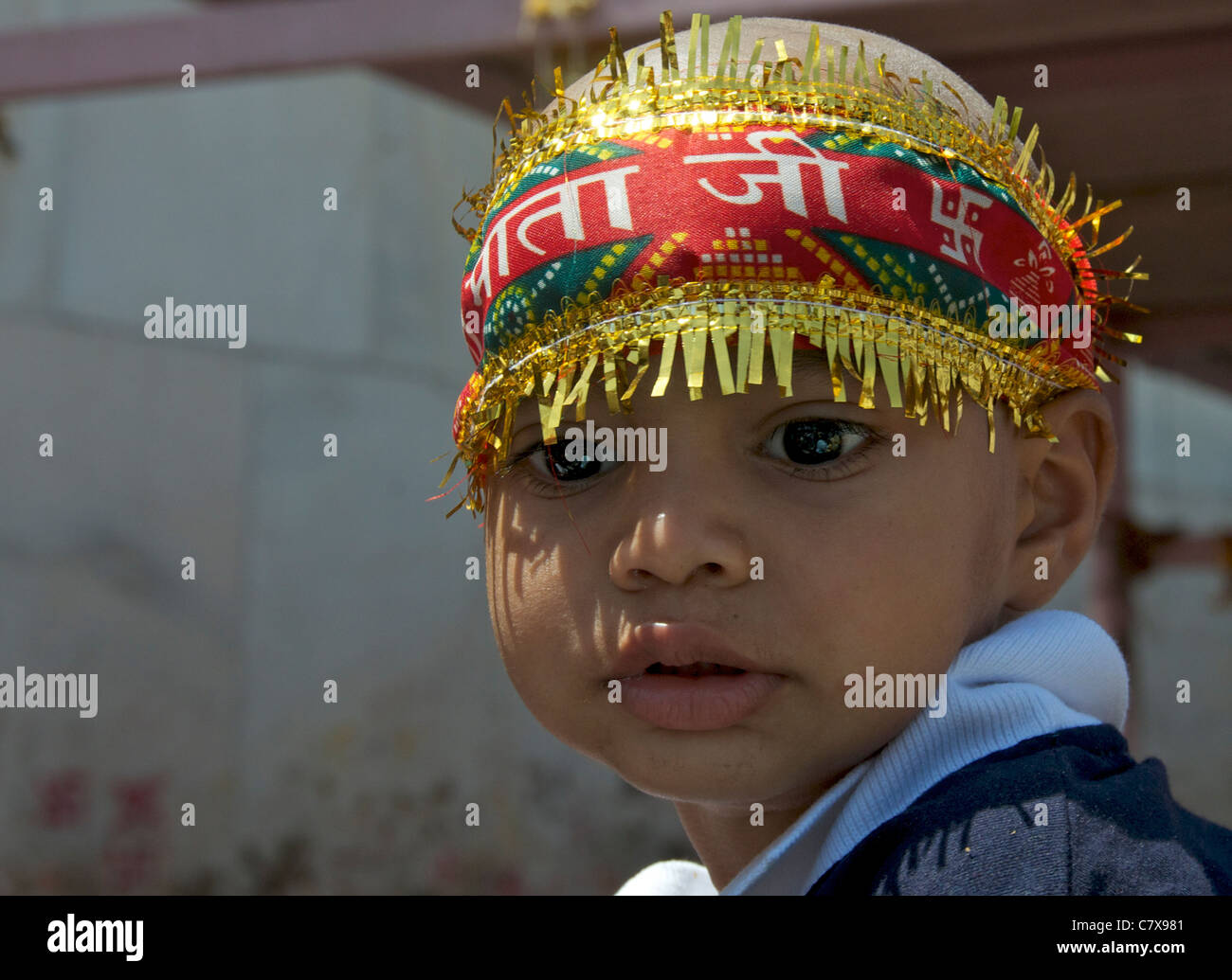 Close-up petit garçon avec serre-tête Kaila Devi Rajasthan Inde Banque D'Images