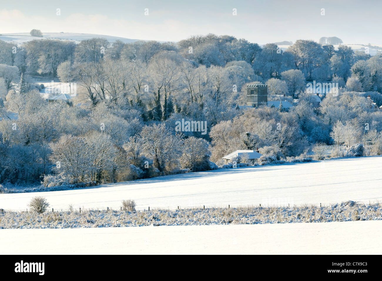 Un hiver vue du village de vaste Chalke, Wiltshire avec snow et clocher de l'église Banque D'Images