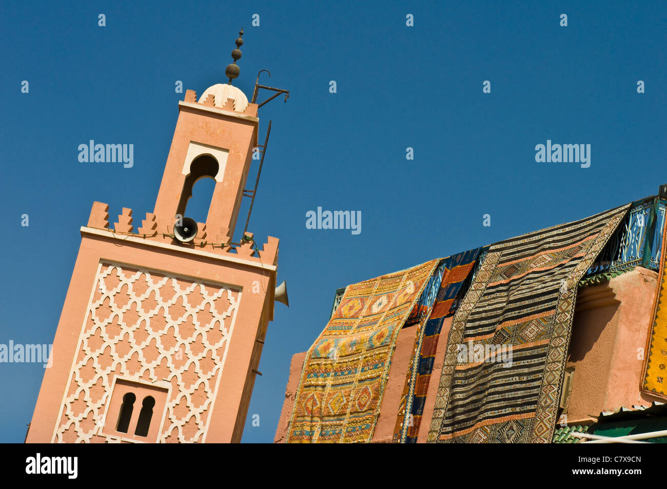 Mosquée et affichage tapis, Marrakech, Maroc Banque D'Images