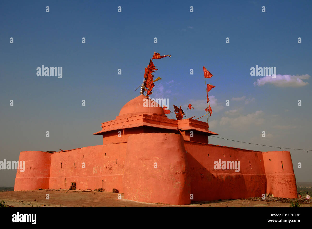 Temple Hindou orange près de Karauli Rajasthan Inde Banque D'Images