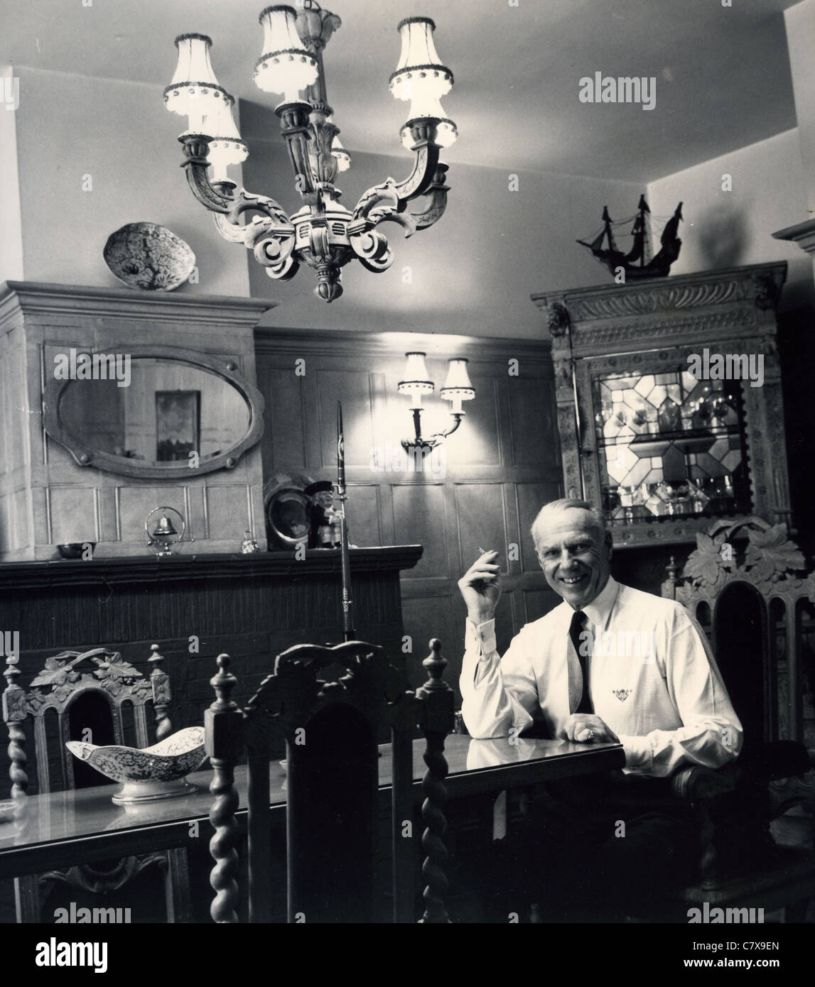 VICTOR SYLVESTER (1900-1978) danseuse anglaise et leader du groupe à son domicile à Durweston Mews, Londres, en 1962 Banque D'Images