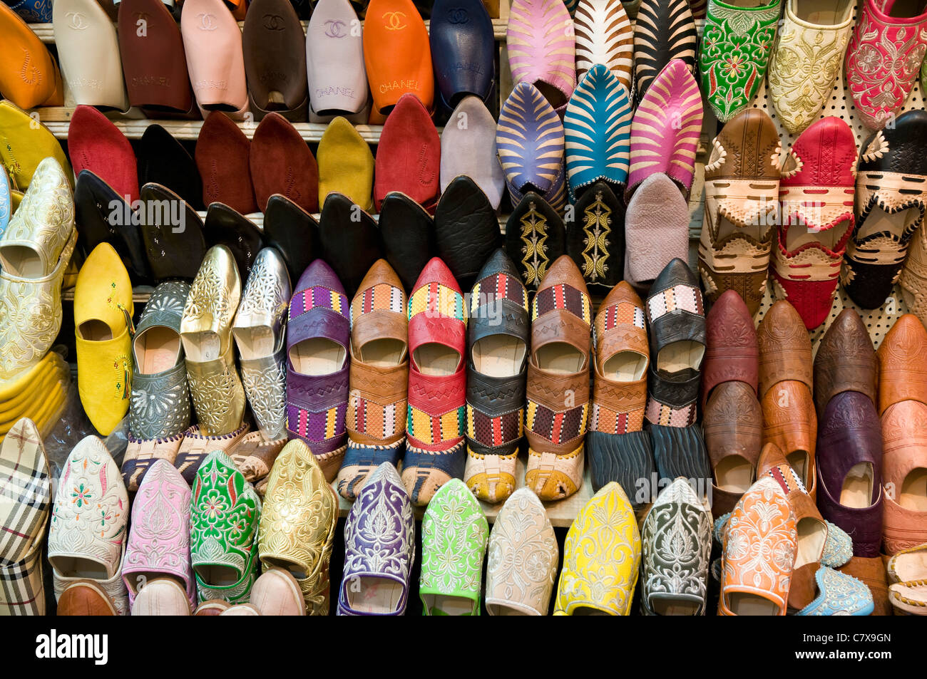 Chaussures et chaussons sur l'affichage à un souk de Marrakech Banque D'Images