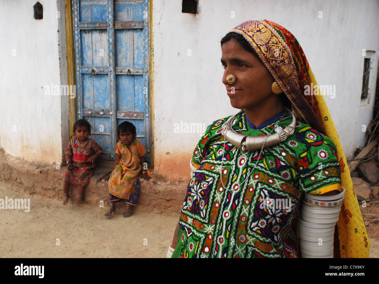 Femme appartenant à une communauté, les intouchables Harijan. Dans l'arrière-plan, deux de ses enfants (Inde) Banque D'Images