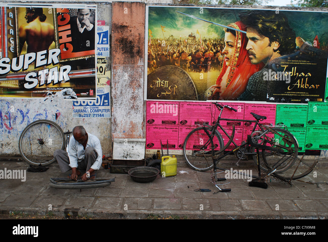 Un homme est la réparation d'un cycle (Inde) Banque D'Images