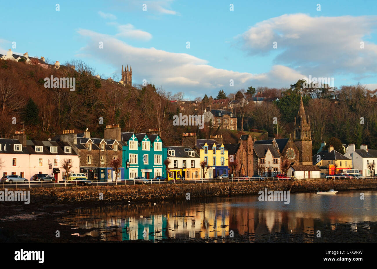 Maisons colorées le long du quai de Tobermory se reflétant dans l'eau du port de Tobermory Bay, île de Mull, Argyll et Bute, Écosse, Royaume-Uni Banque D'Images