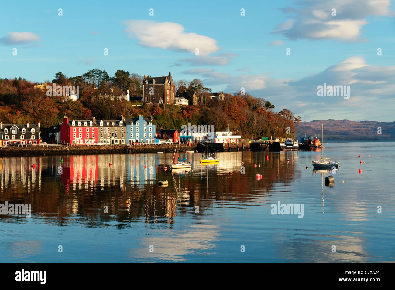 Maisons colorées le long du quai de Tobermory se reflétant dans l'eau du port de Tobermory Bay, île de Mull, Argyll et Bute, Écosse, Royaume-Uni Banque D'Images