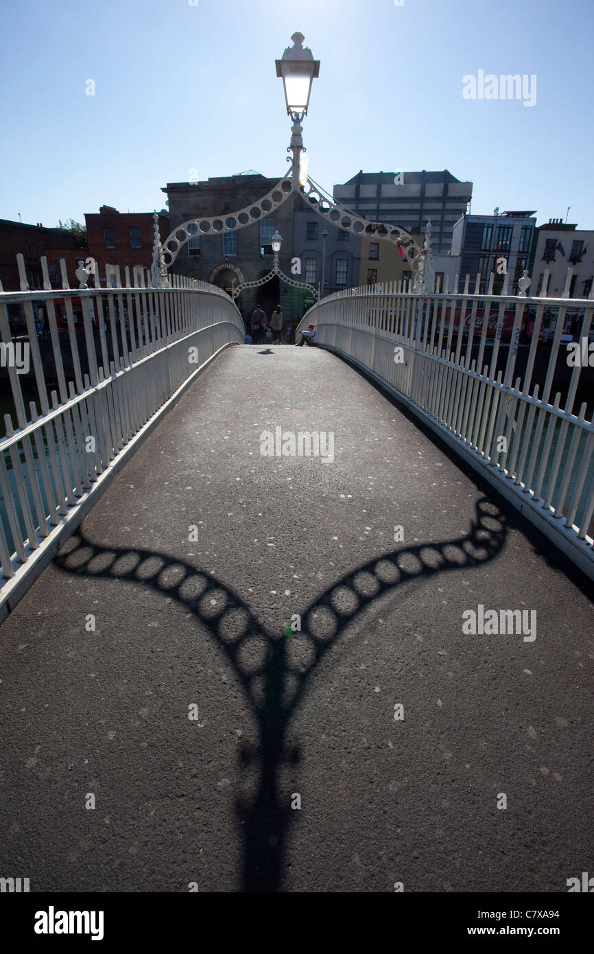 Ha Penny bridge à l'Ormond Quay Centre de Dublin en Irlande. Banque D'Images